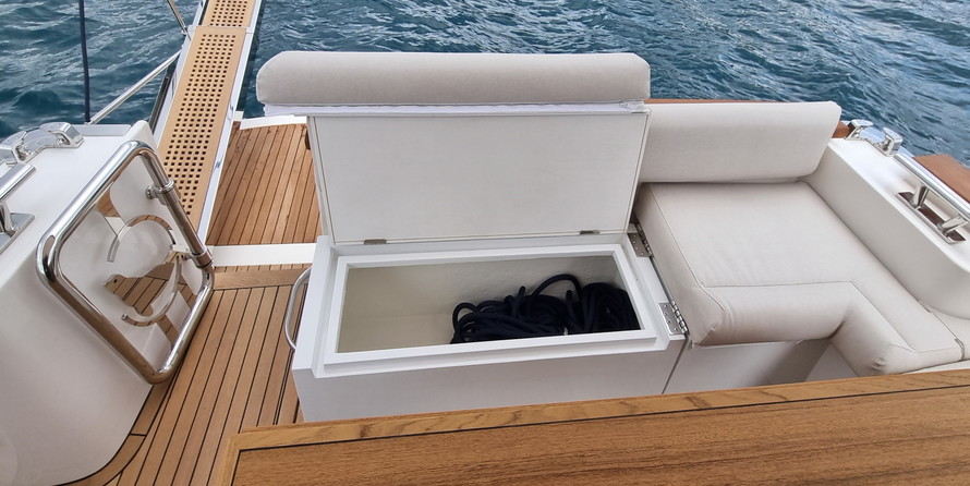 Monachus yachts Issa 45