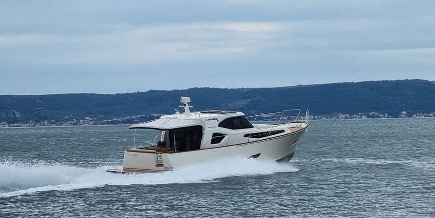 Monachus yachts Issa 45