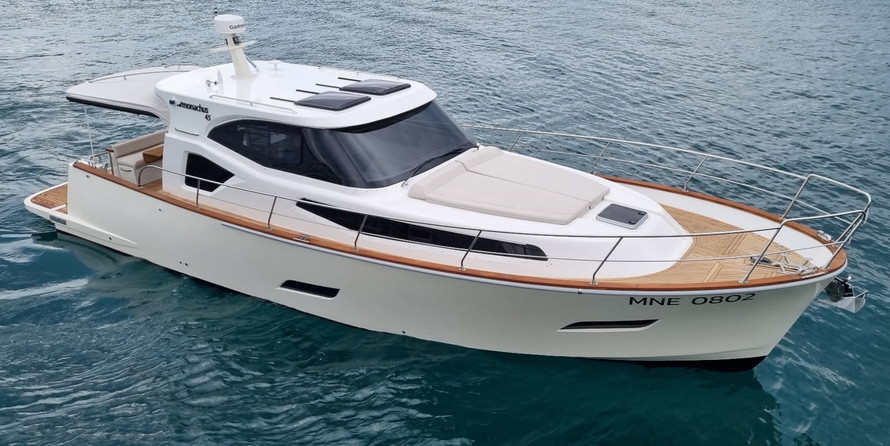Monachus yachts Issa 45