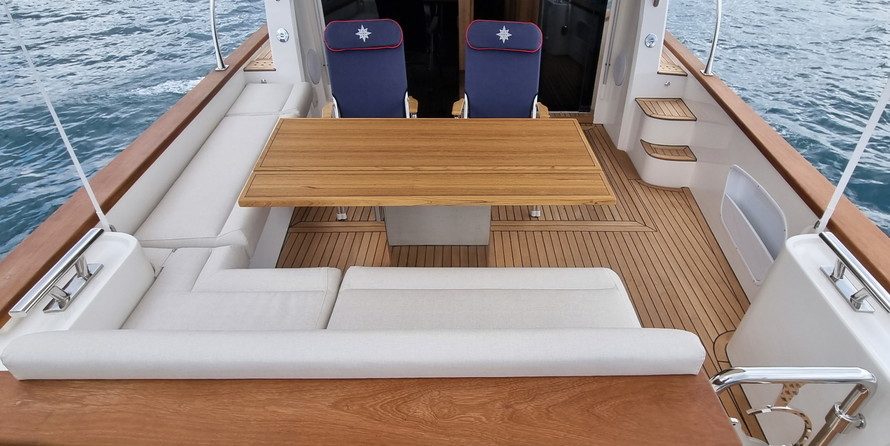 Monachus yachts Issa 45