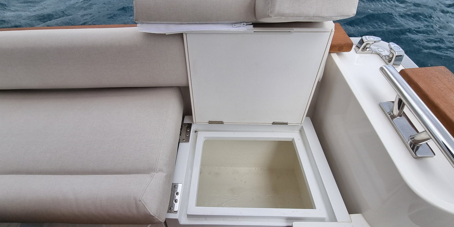 Monachus yachts Issa 45