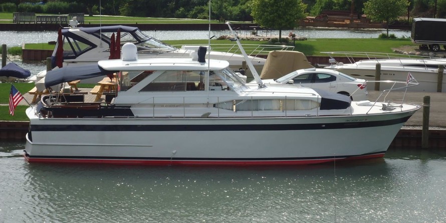 Chris-Craft Roamer Regal Sedan