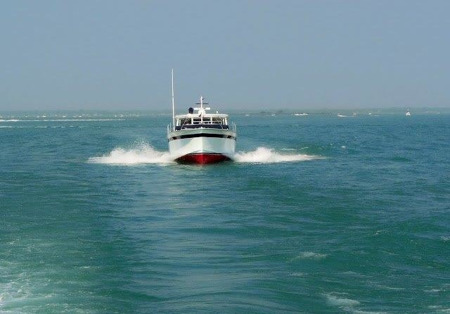 Chris-Craft Roamer Regal Sedan