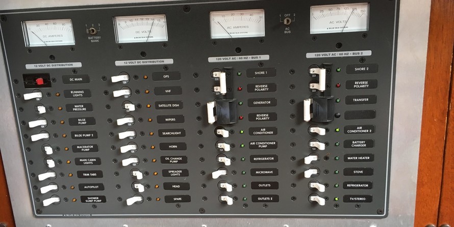 Chris-Craft Roamer Regal Sedan