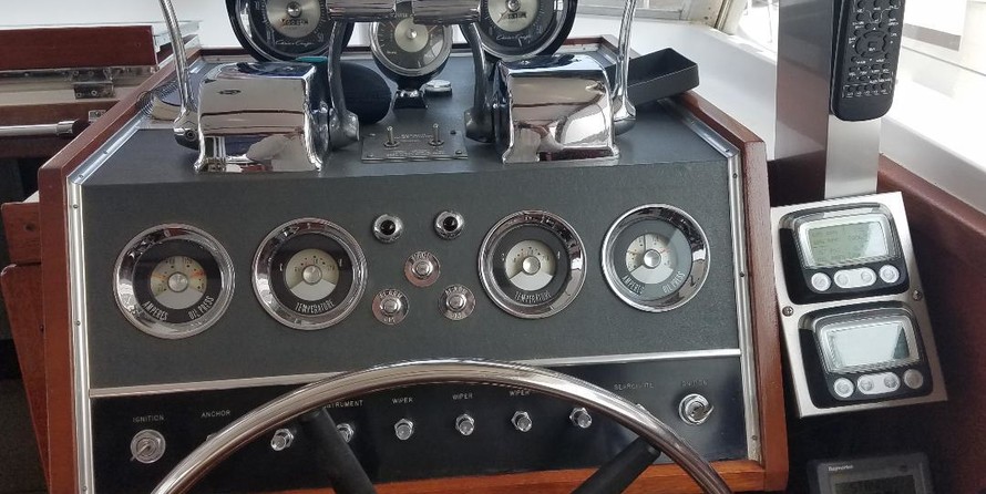 Chris-Craft Roamer Regal Sedan