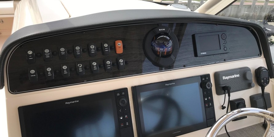 Grady-White Freedom 335