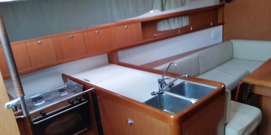 Beneteau Oceanis 37