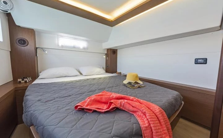 Lagoon 46 A/C &amp; GEN