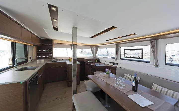 Lagoon 46 A/C &amp; GEN