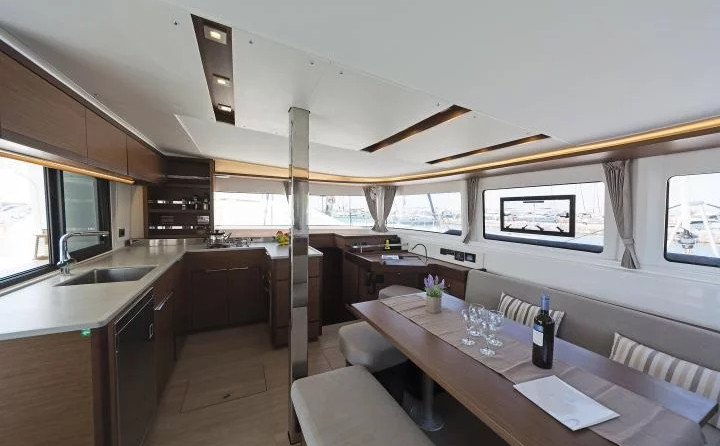 Lagoon 46 A/C &amp; GEN