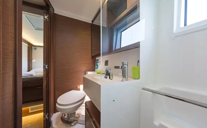 Lagoon 46 A/C &amp; GEN