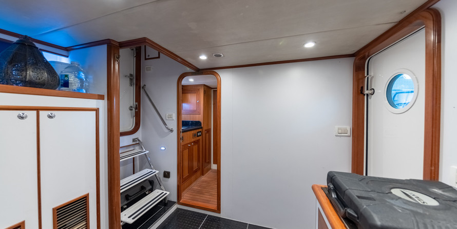 Outer reef yachts lrc cockpit motor yacht