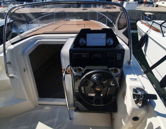 Quicksilver Activ 755 Sundeck