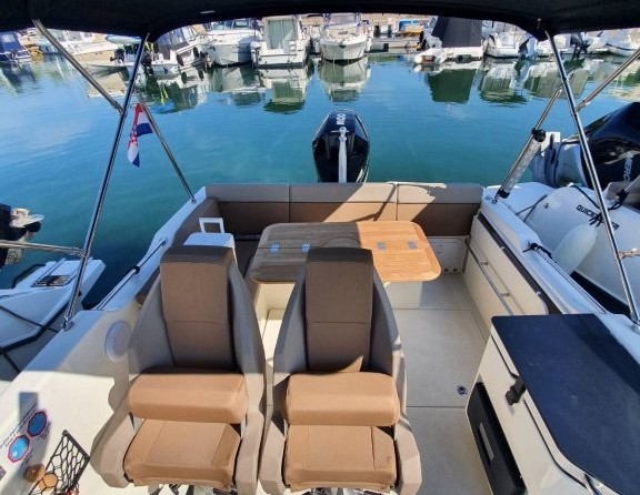 Quicksilver Activ 755 Sundeck