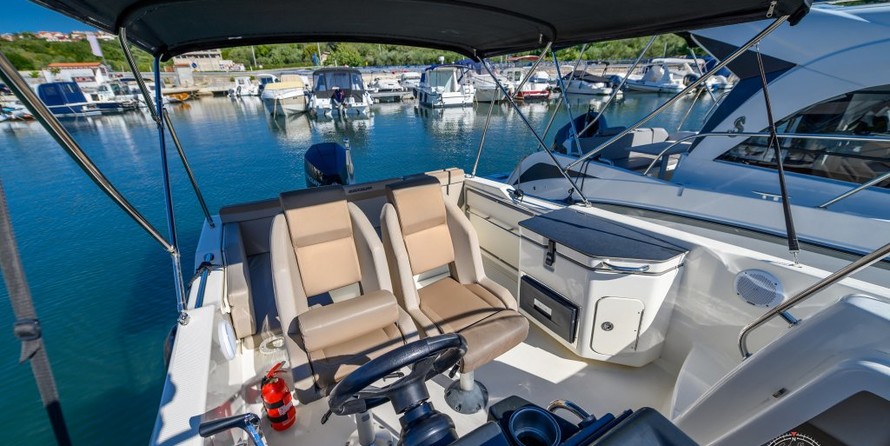 Quicksilver Activ 755 Sundeck