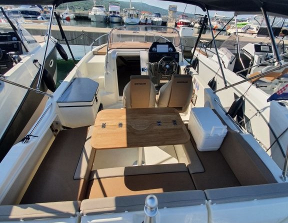 Quicksilver Activ 755 Sundeck
