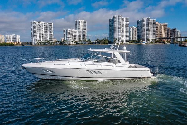 Intrepid 475 Sport Yacht