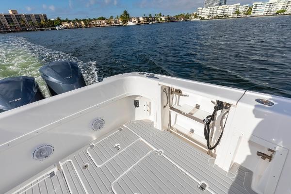 Intrepid 475 Sport Yacht