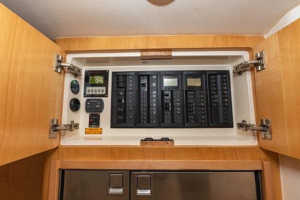 Intrepid 475 Sport Yacht