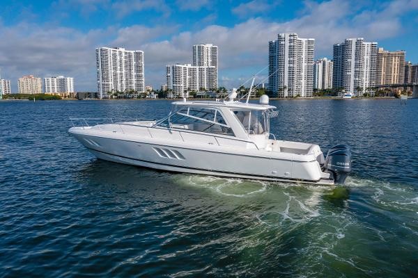 Intrepid 475 Sport Yacht