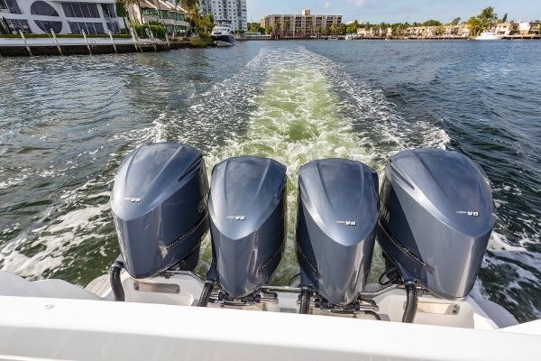 Intrepid 475 Sport Yacht