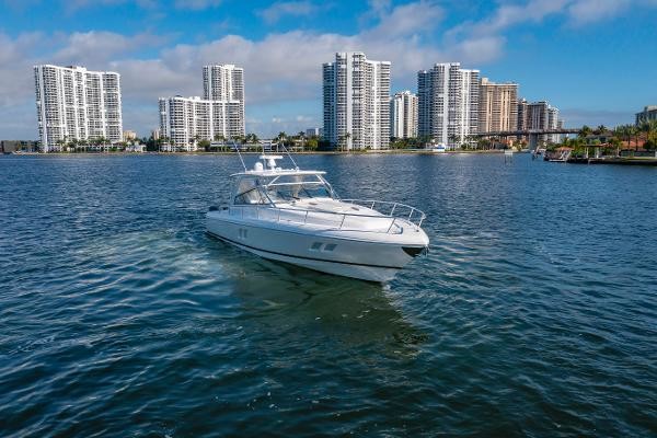 Intrepid 475 Sport Yacht