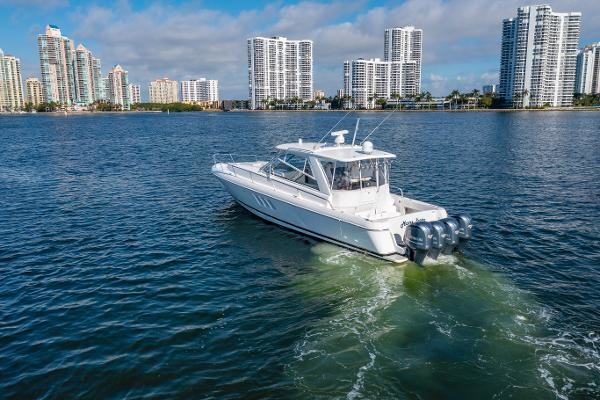 Intrepid 475 Sport Yacht