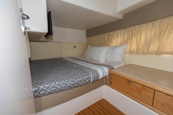 Intrepid 475 Sport Yacht