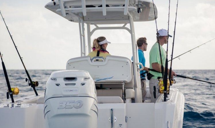 Boston Whaler 230 Outrage