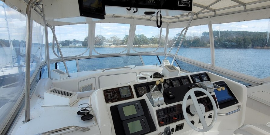 Sea Ray 550 Sedan Bridge