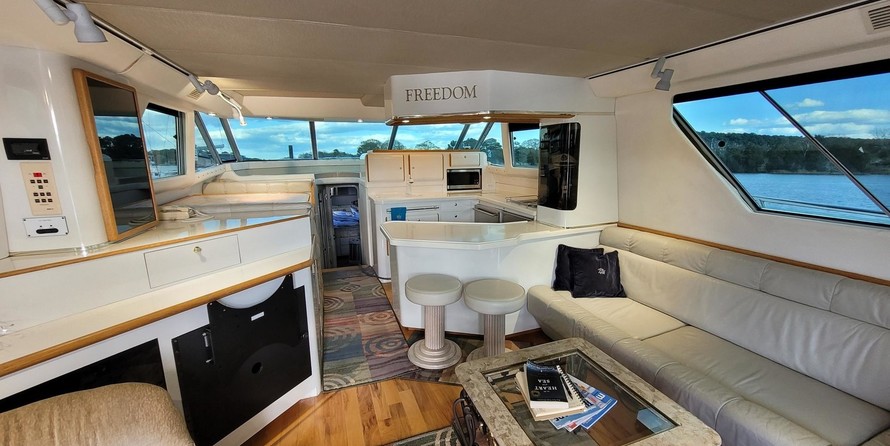 Sea Ray 550 Sedan Bridge