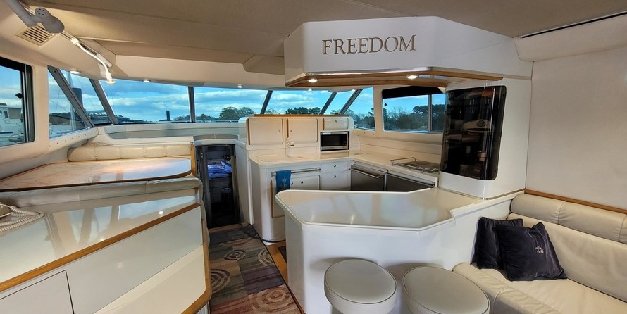 Sea Ray 550 Sedan Bridge