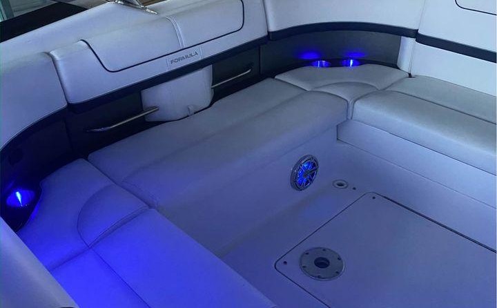 Formula 350 Crossover Bowrider