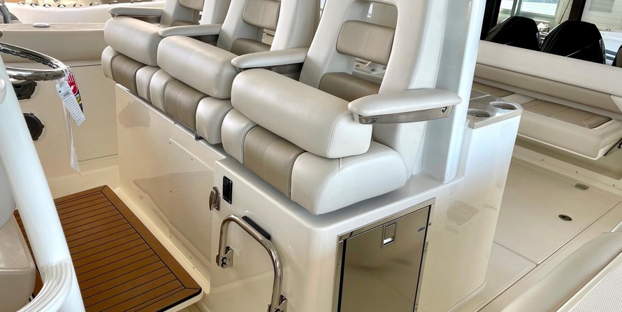 Boston Whaler 380 Outrage