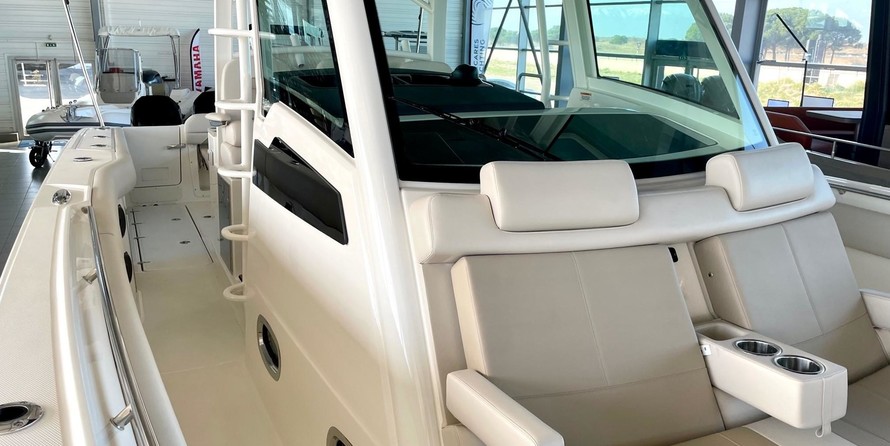 Boston Whaler 380 Outrage