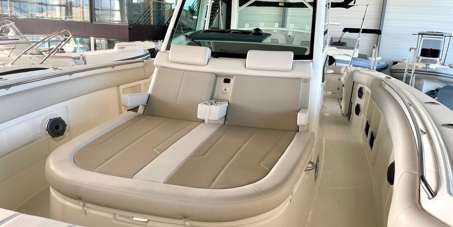 Boston Whaler 380 Outrage