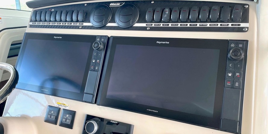 Boston Whaler 380 Outrage