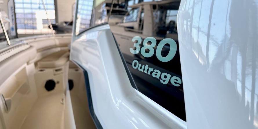 Boston Whaler 380 Outrage