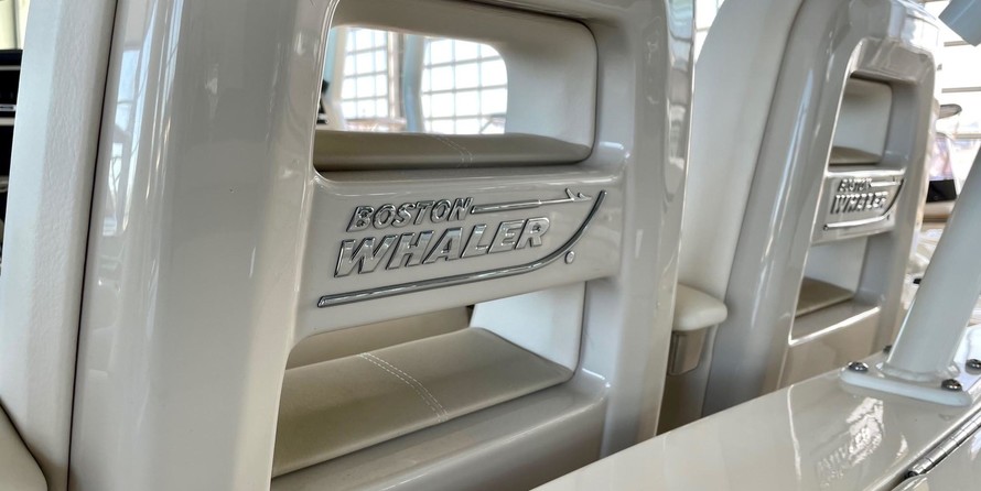 Boston Whaler 380 Outrage