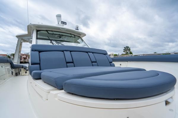 Boston Whaler 420 Outrage