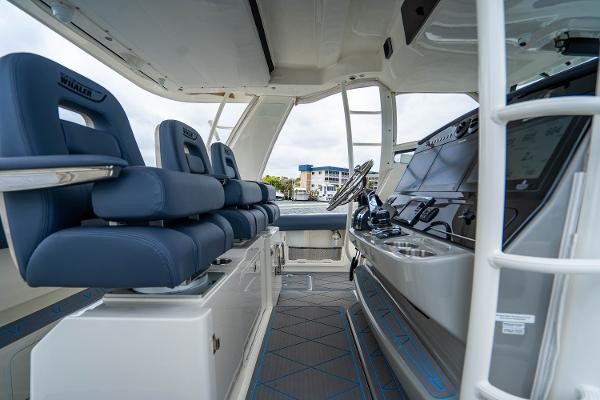 Boston Whaler 420 Outrage