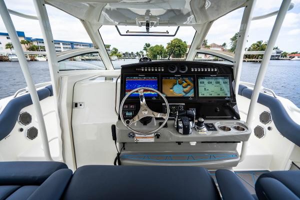 Boston Whaler 420 Outrage