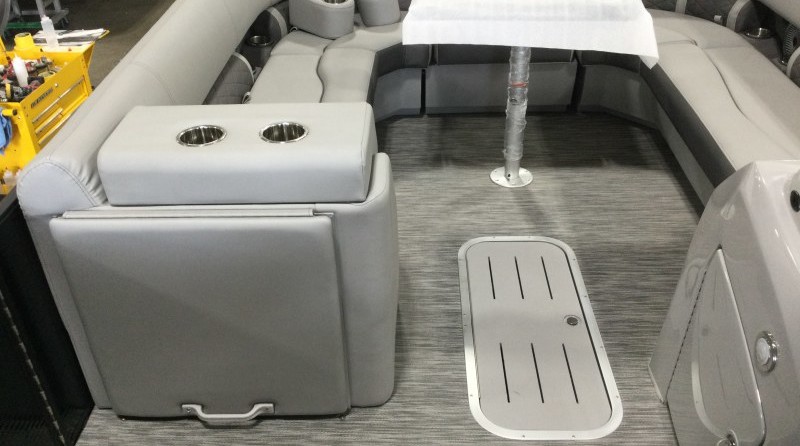 Bennington 25 LSR Top Deck