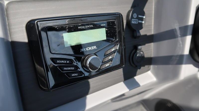 Bennington 23 LSB SPS