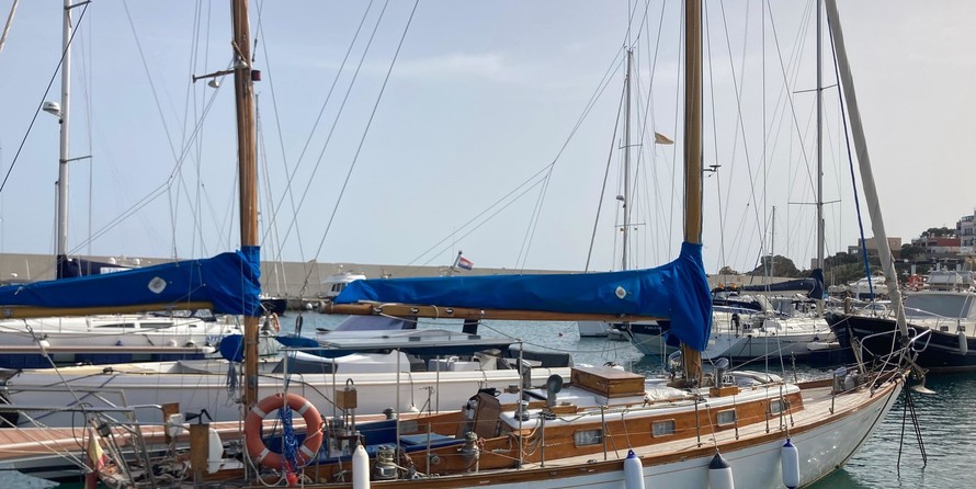 Cheoy Lee Offshore 40