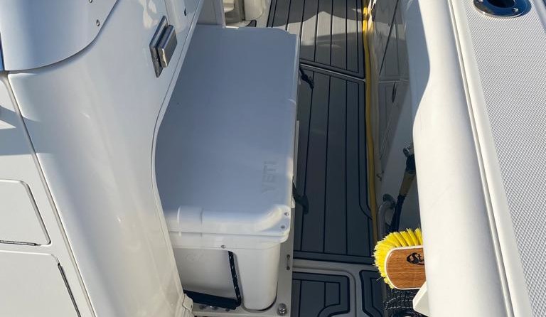 Boston Whaler 350 Outrage