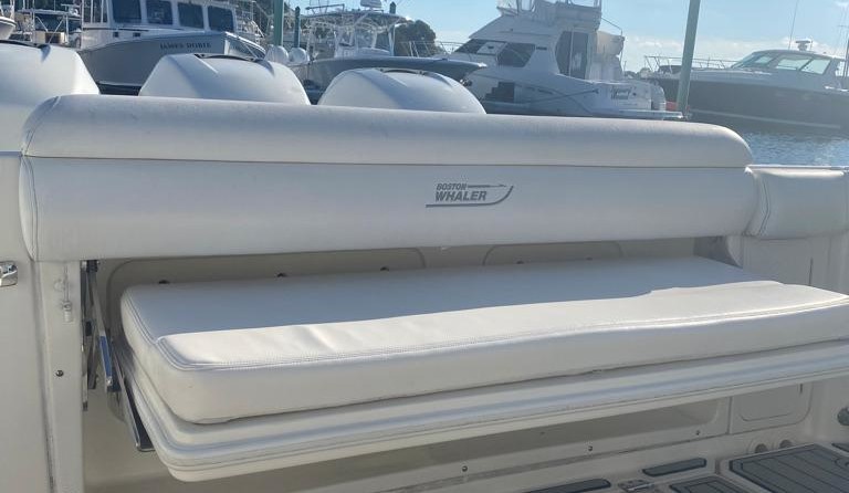 Boston Whaler 350 Outrage