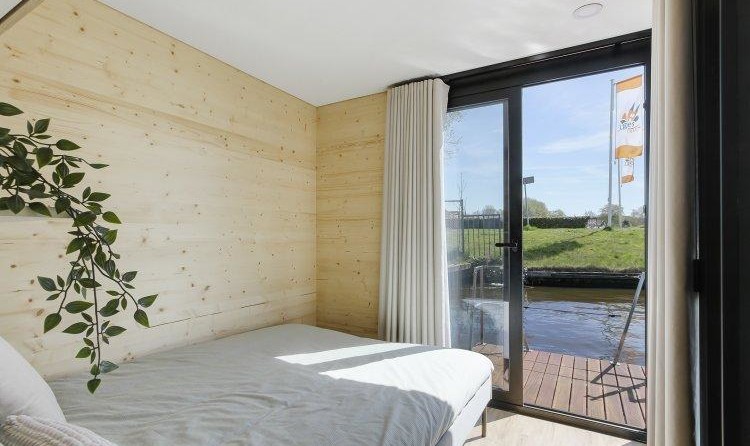 Waterlily Large Canal Houseboat