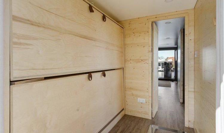 Waterlily Large Canal Houseboat