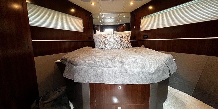 Cruisers Yachts 54 Cantius